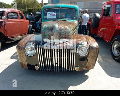 AVELLANEDA - BUENOS AIRES, ARGENTINE - 27 septembre 2021: Vue de face d'un vieux camion rouillé Ford.Voiture utilitaire des années 1940.Expo Fierros 2021 Banque D'Images