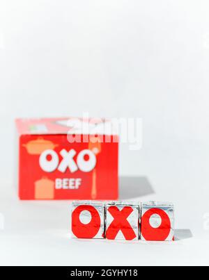 CUBE OXO.L'OXO est épeillée avec les cubes et l'emballage est également dans l'image - placé sur un fond blanc.Espace de copie disponible Banque D'Images
