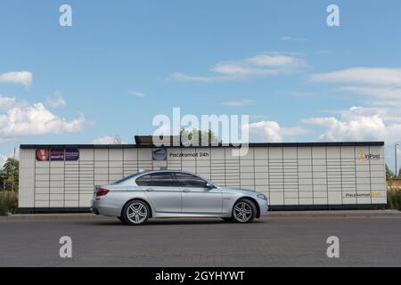 POZNAN, POLOGNE - 16 septembre 2021 : casiers à colis InPost à Poznan, une voiture garée devant un casier à colis. Banque D'Images