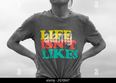 T-shirt avec texte « Life isn't Likes » sur le devant. Banque D'Images