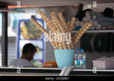 Videz les cônes sur le comptoir de glace. Gros plan. Banque D'Images