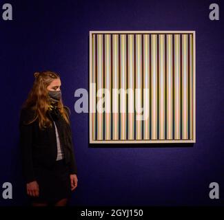 Christie's, Londres, Royaume-Uni.8 octobre 2021.Œuvres de Jean-Michel Basquiat, Peter Doig, David Hockney et Bridget Riley dans le cadre de la vente en soirée du 20e/21e siècle, y compris l'italien.IMAGE: BRIDGET RILEY (B.1931), Halcyon 2, 1972.Estimation: £1,500,000 - 2,000,000.Crédit : Malcolm Park/Alay Live News Banque D'Images