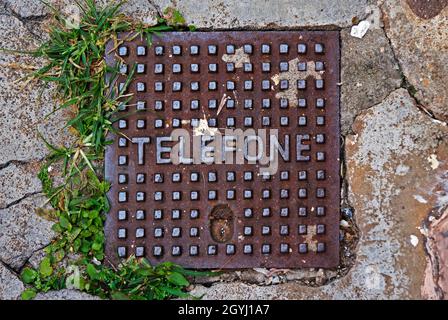 SAO JOAO DEL REI, MINAS GERAIS, BRÉSIL - 26 JANVIER 2020 : couverture de trou d'homme téléphonique sur le trottoir Banque D'Images