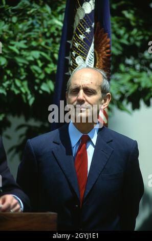 Washington, États-Unis d'Amérique.07e octobre 2021.Juge en chef de la Cour d'appel des États-Unis pour le premier circuit, Stephen G. Breyer,Regarde comme le président américain Bill Clinton le nomme juge associé de la Cour suprême des États-Unis pour remplacer le juge sortant Harry Blackmun lors d'une cérémonie dans le jardin des roses de la Maison Blanche à Washington, DC le 13 mai 1994.Credit: Ron Sachs/CNP/Sipa USA Credit: SIPA USA/Alay Live News Banque D'Images