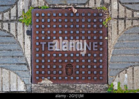 SAO JOAO DEL REI, MINAS GERAIS, BRÉSIL - 26 JANVIER 2020 : couverture de trou d'homme téléphonique sur le trottoir Banque D'Images