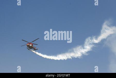 Inde, Inde.8 octobre 2021.Un hélicoptère Sarang de la Force aérienne indienne se produit lors des 89e célébrations de la Journée de la Force aérienne indienne à la station Hindon Air Force à Ghaziabad, en Inde, le 8 octobre 2021.Credit: Partha Sarkar/Xinhua/Alamy Live News Banque D'Images