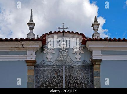 SAO JOAO DEL REI, MINAS GERAIS, BRÉSIL - 26 JANVIER 2020 : détail de la façade du cimetière (1836) dans le centre historique Banque D'Images