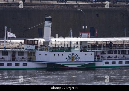 Dresde, Saxe, Allemagne: Le bateau à aubes historique LEIPZIG est amarré au stade de l'atterrissage sur Terrassenufer. Banque D'Images