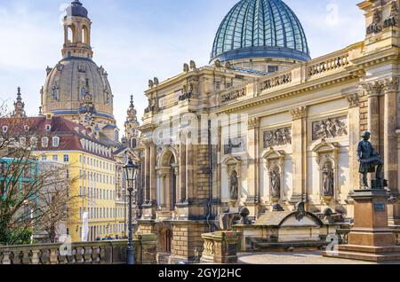 Dresde, Saxe, Allemagne: Eglise Frauenkirche et Lipsius Bâtiment de l'Académie des Beaux-Arts avec le monument Gottfried Semper au premier plan. Banque D'Images