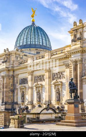 Dresde, Saxe, Allemagne: Lipsius Bâtiment de l'Académie des Beaux-Arts avec le monument Gottfried Semper au premier plan. Banque D'Images