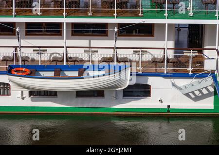 Dresde, Saxe, Allemagne: Le bateau à aubes historique LEIPZIG a amarré au stade de l'atterrissage sur Terrassenufer. Banque D'Images