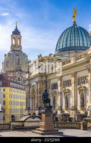 Dresde, Saxe, Allemagne: Eglise Frauenkirche et Lipsius Bâtiment de l'Académie des Beaux-Arts avec le monument Gottfried Semper au premier plan. Banque D'Images