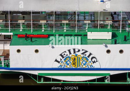 Dresde, Saxe, Allemagne: Le bateau à aubes historique LEIPZIG a amarré au stade de l'atterrissage sur Terrassenufer. Banque D'Images