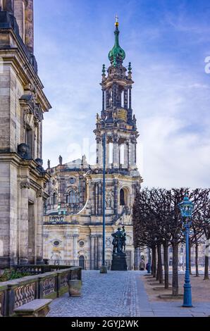 Dresde, Saxe, Allemagne: Vue sur Brühl terrasse passé Estates Maison face à la cathédrale (Katholische Hofkirche). Banque D'Images