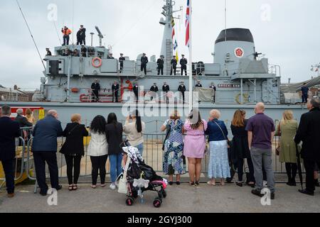 Portsmouth, Royaume-Uni.8 octobre 2021.Les membres de la famille accueillent le personnel de la Marine de retour du HMS Brocklesby au navire arrive à HMNB Portsmouth.En raison de Covid-19, c'est le premier retour au pays depuis décembre 2019 où les familles ont été autorisées sur les jetées à accueillir un navire de retour.Brocklesby est dans le golfe depuis trois ans.Photo par Finnbarr Webster/Alay Live News Banque D'Images