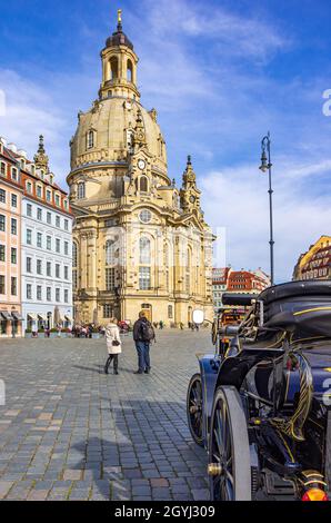 Dresde, Saxe, Allemagne : une voiture électronique pour les visites de la ville attend les passagers sur la place Neumarkt, en face de l'église Frauenkirche. Banque D'Images