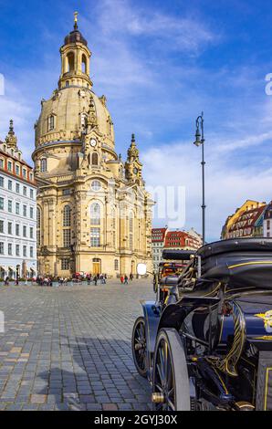 Dresde, Saxe, Allemagne : une voiture électronique pour les visites de la ville attend les passagers sur la place Neumarkt, en face de l'église Frauenkirche. Banque D'Images