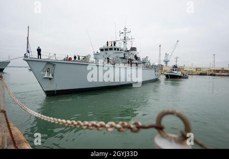 Portsmouth, Royaume-Uni.8 octobre 2021.Les membres de la famille accueillent le personnel de la Marine de retour du HMS Brocklesby au navire arrive à HMNB Portsmouth.En raison de Covid-19, c'est le premier retour au pays depuis décembre 2019 où les familles ont été autorisées sur les jetées à accueillir un navire de retour.Brocklesby est dans le golfe depuis trois ans.Photo par Finnbarr Webster/Alay Live News Banque D'Images