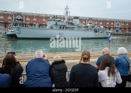 Portsmouth, Royaume-Uni.8 octobre 2021.Les membres de la famille accueillent le personnel de la Marine de retour du HMS Brocklesby au navire arrive à HMNB Portsmouth.En raison de Covid-19, c'est le premier retour au pays depuis décembre 2019 où les familles ont été autorisées sur les jetées à accueillir un navire de retour.Brocklesby est dans le golfe depuis trois ans.Photo par Finnbarr Webster/Alay Live News Banque D'Images