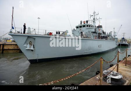 Portsmouth, Royaume-Uni.8 octobre 2021.Les membres de la famille accueillent le personnel de la Marine de retour du HMS Brocklesby au navire arrive à HMNB Portsmouth.En raison de Covid-19, c'est le premier retour au pays depuis décembre 2019 où les familles ont été autorisées sur les jetées à accueillir un navire de retour.Brocklesby est dans le golfe depuis trois ans.Photo par Finnbarr Webster/Alay Live News Banque D'Images