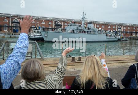 Portsmouth, Royaume-Uni.8 octobre 2021.Les membres de la famille accueillent le personnel de la Marine de retour du HMS Brocklesby au navire arrive à HMNB Portsmouth.En raison de Covid-19, c'est le premier retour au pays depuis décembre 2019 où les familles ont été autorisées sur les jetées à accueillir un navire de retour.Brocklesby est dans le golfe depuis trois ans.Photo par Finnbarr Webster/Alay Live News Banque D'Images