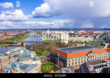 Dresde, Saxe, Allemagne: Vue de l'église Frauenkirche sur le quartier historique de la vieille ville. Banque D'Images
