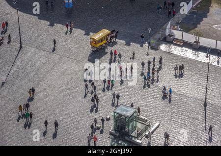 Dresde, Saxe, Allemagne: La place Neumarkt surpeuplée en face de l'église Frauenkirche. Banque D'Images