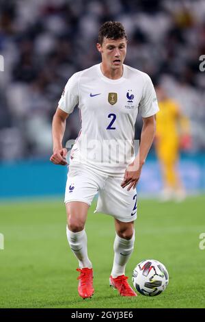 Benjamin Pavard de France contrôle le ballon lors du match de demi-finale de la Ligue des Nations de l'UEFA entre la Belgique et la France au stade Juventus le 7 octobre 2021 à Turin, Italie . Banque D'Images