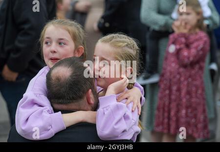 Portsmouth, Royaume-Uni.8 octobre 2021.Les membres de la famille accueillent le personnel de la Marine de retour du HMS Brocklesby au navire arrive à HMNB Portsmouth.En raison de Covid-19, c'est le premier retour au pays depuis décembre 2019 où les familles ont été autorisées sur les jetées à accueillir un navire de retour.Brocklesby est dans le golfe depuis trois ans.Photo par Finnbarr Webster/Alay Live News Banque D'Images