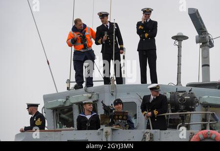 Portsmouth, Royaume-Uni.8 octobre 2021.Les membres de la famille accueillent le personnel de la Marine de retour du HMS Brocklesby au navire arrive à HMNB Portsmouth.En raison de Covid-19, c'est le premier retour au pays depuis décembre 2019 où les familles ont été autorisées sur les jetées à accueillir un navire de retour.Brocklesby est dans le golfe depuis trois ans.Photo par Finnbarr Webster/Alay Live News Banque D'Images