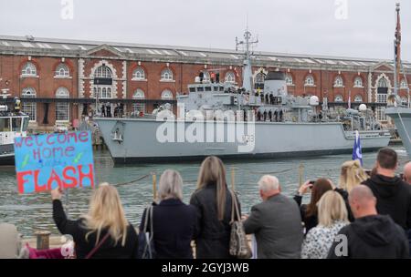 Portsmouth, Royaume-Uni.8 octobre 2021.Les membres de la famille accueillent le personnel de la Marine de retour du HMS Brocklesby au navire arrive à HMNB Portsmouth.En raison de Covid-19, c'est le premier retour au pays depuis décembre 2019 où les familles ont été autorisées sur les jetées à accueillir un navire de retour.Brocklesby est dans le golfe depuis trois ans.Photo par Finnbarr Webster/Alay Live News Banque D'Images