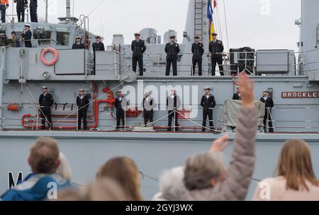 Portsmouth, Royaume-Uni.8 octobre 2021.Les membres de la famille accueillent le personnel de la Marine de retour du HMS Brocklesby au navire arrive à HMNB Portsmouth.En raison de Covid-19, c'est le premier retour au pays depuis décembre 2019 où les familles ont été autorisées sur les jetées à accueillir un navire de retour.Brocklesby est dans le golfe depuis trois ans.Photo par Finnbarr Webster/Alay Live News Banque D'Images