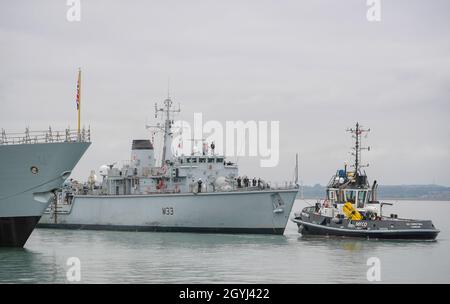 Portsmouth, Royaume-Uni.8 octobre 2021.Les membres de la famille accueillent le personnel de la Marine de retour du HMS Brocklesby au navire arrive à HMNB Portsmouth.En raison de Covid-19, c'est le premier retour au pays depuis décembre 2019 où les familles ont été autorisées sur les jetées à accueillir un navire de retour.Brocklesby est dans le golfe depuis trois ans.Photo par Finnbarr Webster/Alay Live News Banque D'Images