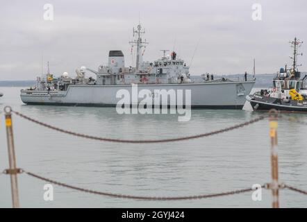 Portsmouth, Royaume-Uni.8 octobre 2021.Les membres de la famille accueillent le personnel de la Marine de retour du HMS Brocklesby au navire arrive à HMNB Portsmouth.En raison de Covid-19, c'est le premier retour au pays depuis décembre 2019 où les familles ont été autorisées sur les jetées à accueillir un navire de retour.Brocklesby est dans le golfe depuis trois ans.Photo par Finnbarr Webster/Alay Live News Banque D'Images