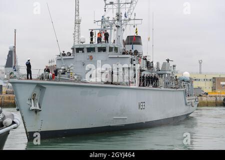 Portsmouth, Royaume-Uni.8 octobre 2021.Les membres de la famille accueillent le personnel de la Marine de retour du HMS Brocklesby au navire arrive à HMNB Portsmouth.En raison de Covid-19, c'est le premier retour au pays depuis décembre 2019 où les familles ont été autorisées sur les jetées à accueillir un navire de retour.Brocklesby est dans le golfe depuis trois ans.Photo par Finnbarr Webster/Alay Live News Banque D'Images