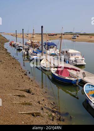 Des bateaux amarrés sur un ponton flottant à Wells, à côté de la mer, sur la côte héritage du Norfolk Nord, à Norfolk, en Angleterre, au Royaume-Uni Banque D'Images