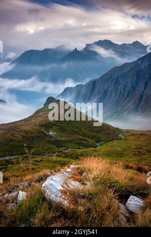 Pris sur un soir à la fin du mois d'août, une heure avant le coucher du soleil, à la recherche dans la vallée depuis le Col dell'Agnello, un col à plus de 2700 m. lin Banque D'Images