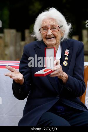 Lorna Cockayne, âgée de 96 ans, qui a servi dans le Service naval royal féminin (WRNS), connu officiellement et populairement sous le nom de Wrens, en tant que codebreaker de Bletchley Park, avec la Légion d'honneur après l'avoir reçue lors d'une cérémonie au Pear à Parley à Ferndown, Bournemouth du Commodore Jude Terry RN.Date de la photo: Vendredi 8 octobre 2021. Banque D'Images