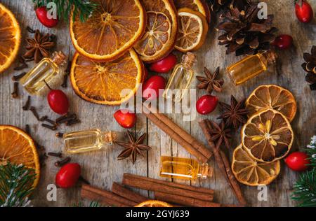 Huiles essentielles de Noël en petites bouteilles.Mise au point sélective.Nature. Banque D'Images