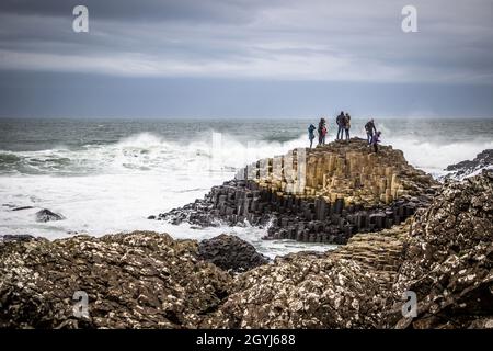 La chaussée des géants est une zone d'environ 40,000 colonnes de basalte imbriquées, situées dans le comté d'Antrim sur la côte nord de l'Irlande du Nord. Banque D'Images