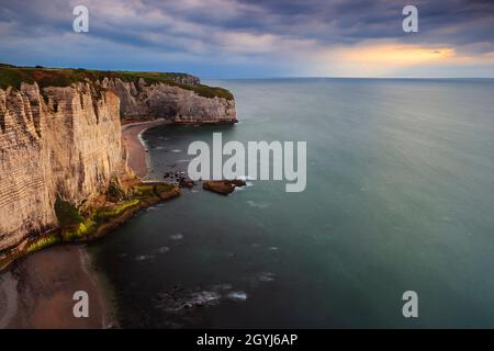 Une représentation de mauvaise humeur de la falaise connue sous le nom de la Courtine, qui fait partie de la côte rocheuse étonnante autour d'Etretat en haute-Normandie, France Banque D'Images