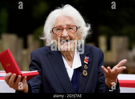 Lorna Cockayne, âgée de 96 ans, qui a servi dans le Service naval royal féminin (WRNS), connu officiellement et populairement sous le nom de Wrens, en tant que codebreaker de Bletchley Park, avec la Légion d'honneur après l'avoir reçue lors d'une cérémonie au Pear à Parley à Ferndown, Bournemouth du Commodore Jude Terry RN.Date de la photo: Vendredi 8 octobre 2021. Banque D'Images