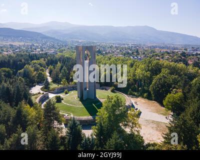 SOFIA, BULGARIE - 26 SEPTEMBRE 2021 : vue aérienne du Mémorial du drapeau de la paix (Zname na mira) Assemblée internationale des enfants, parc Kambanite Banque D'Images