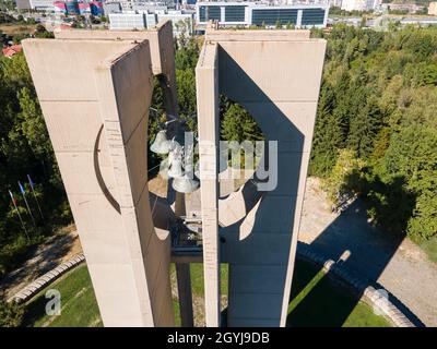 SOFIA, BULGARIE - 26 SEPTEMBRE 2021 : vue aérienne du Mémorial du drapeau de la paix (Zname na mira) Assemblée internationale des enfants, parc Kambanite Banque D'Images