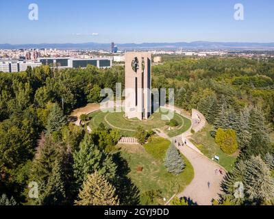 SOFIA, BULGARIE - 26 SEPTEMBRE 2021 : vue aérienne du Mémorial du drapeau de la paix (Zname na mira) Assemblée internationale des enfants, parc Kambanite Banque D'Images