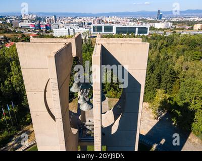 SOFIA, BULGARIE - 26 SEPTEMBRE 2021 : vue aérienne du Mémorial du drapeau de la paix (Zname na mira) Assemblée internationale des enfants, parc Kambanite Banque D'Images