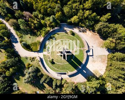 SOFIA, BULGARIE - 26 SEPTEMBRE 2021 : vue aérienne du Mémorial du drapeau de la paix (Zname na mira) Assemblée internationale des enfants, parc Kambanite Banque D'Images