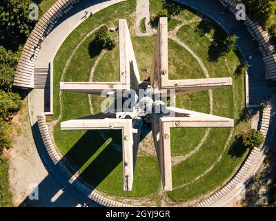 SOFIA, BULGARIE - 26 SEPTEMBRE 2021 : vue aérienne du Mémorial du drapeau de la paix (Zname na mira) Assemblée internationale des enfants, parc Kambanite Banque D'Images