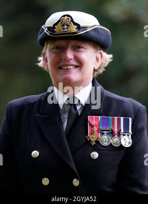 Le Commodore de la Marine royale Judith 'Jude' Terry lors d'une cérémonie au Pear à Parley à Ferndown, Bournemouth, où elle a présenté la Légion d'honneur à un vétéran de la Seconde Guerre mondiale, Lorna Cockayne, âgée de 96 ans,Qui a servi dans le Service naval royal des femmes (WRNS), connu officiellement et populairement sous le nom de Wrens, comme un codebreaker de Bletchley Park.Date de la photo : vendredi 8 octobre 2021. Banque D'Images