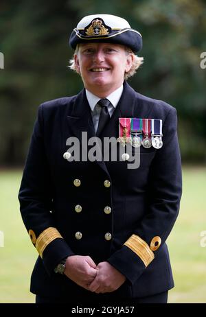 Le Commodore de la Marine royale Judith 'Jude' Terry lors d'une cérémonie au Pear à Parley à Ferndown, Bournemouth, où elle a présenté la Légion d'honneur à un vétéran de la Seconde Guerre mondiale, Lorna Cockayne, âgée de 96 ans,Qui a servi dans le Service naval royal des femmes (WRNS), connu officiellement et populairement sous le nom de Wrens, comme un codebreaker de Bletchley Park.Date de la photo : vendredi 8 octobre 2021. Banque D'Images